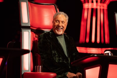 Tom Jones boos na exit bij The Voice UK: ‘Nooit goed moment om 86-jarige te ontslaan die goed is in zijn werk’