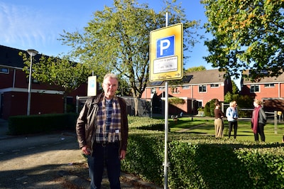 20 parkeerplekken moeten jaar lang wijken voor bouwkeet, bewoners in Harmelen teleurgesteld