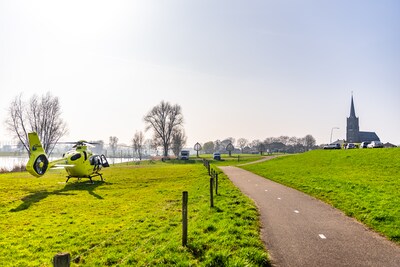 Traumahelikopter geland na ongeluk met motor in Batenburg