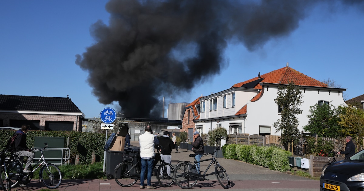 Zwarte rookwolken door grote brand in koelinstallatie in kas in ‘s-Gravenzande