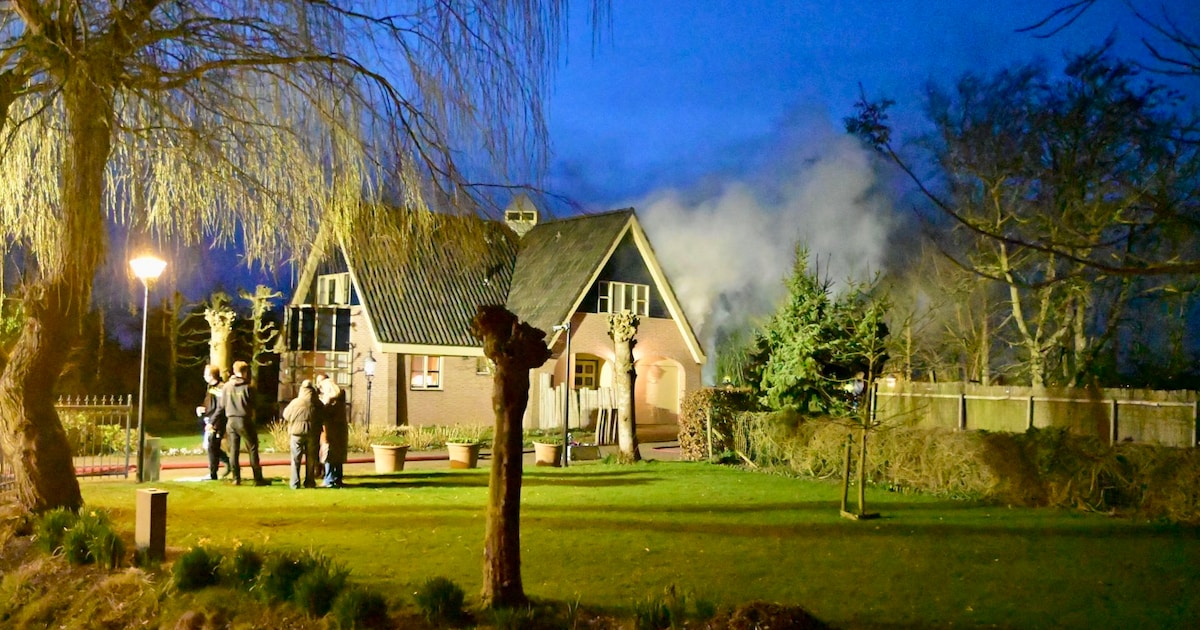 Vlammen en veel rook bij woningbrand in Egmond aan den Hoef