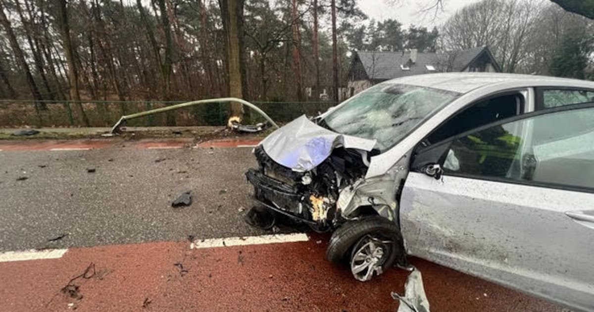 Automobilist gewond na harde klap tegen boom in Reuver