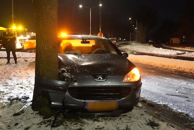 Auto glijdt over glad wegdek en botst tegen boom in Helmond