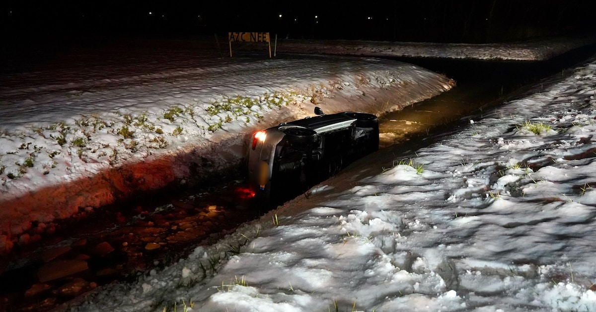 Auto op zijn kant in de sloot in Bovenkarspel