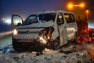 Drukte bij Raalte door frontale botsing tussen auto en busje