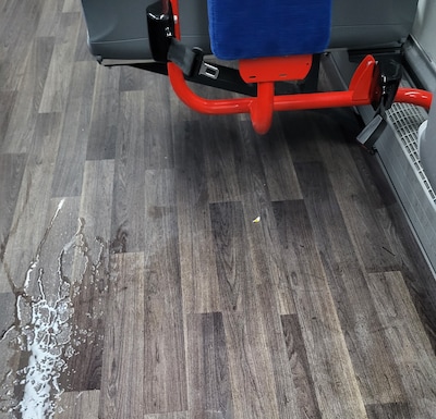 Plots stroomt het water van het plafond in de bus: hoe snikhete dagen zorgen voor natte stoelen en p