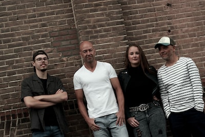 Trainer van topvoetballers ruilt fluit in voor gitaar: ‘Het gaat altijd om contact maken’