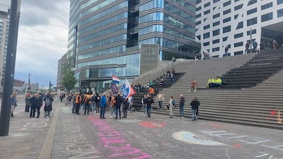 Tientallen mensen demonstreren op het Jaarbeursplein tegen asielbeleid