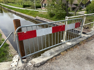 Brug aan de Noord Linschoterdijk onveilig: ‘Mijn hemel wat tref ik aan’