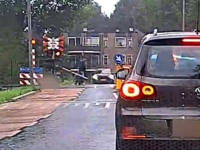 Dashcambeelden tonen hoe tweetal met fatbike op spoorboom knalt, vlak voordat trein eraan komt