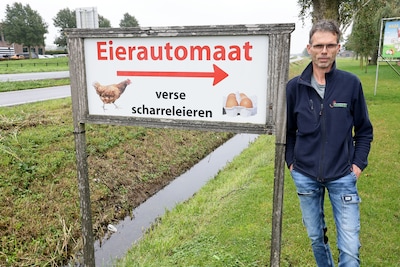 Elke dag dat dit bord blijft staan, kan eierboer Cor 250 euro kosten: ‘Zeer kinderachtig’