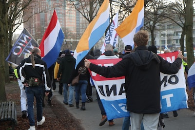Gemoedelijke mars Nationaal Protest door Haagse binnenstad: ‘Niet eens met wat in Den Haag wordt bes