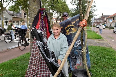 Buurt pakt uit voor Halloween met kerkhof en lijk in boom, nu moet versiering toch weg: ‘Angstaanjagend’
