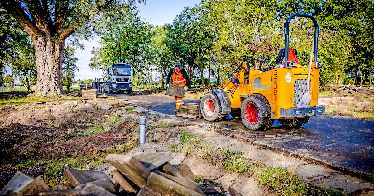 Het azc-terrein in ’s-Gravendeel wordt klaargemaakt voor de komst van ...