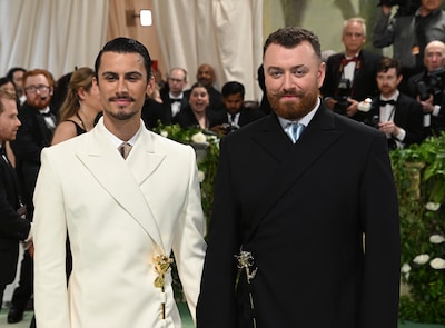 Sam Smith verloofd met modeontwerper Christian Cowan en komt met ode aan hun relatie