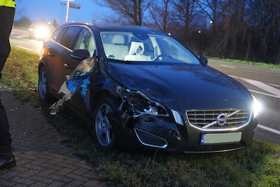 Oudere bestuurder raakt gewond bij botsing tussen twee auto’s in Dongen