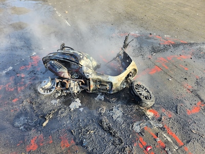 Scooter in brand gestoken in Nijmegen, daders zouden tijdens blussen door zijn gegaan met vuurwerk a