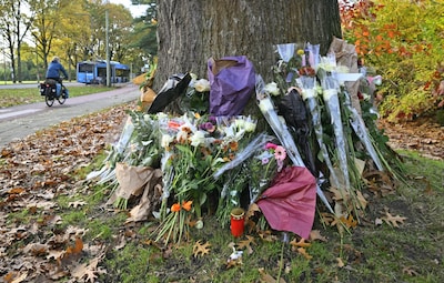Velp rouwt om jongen die omkwam bij ongeluk met fatbike: bloemen bij boom gelegd