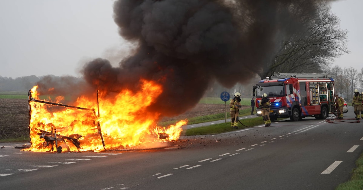 Caravan volledig in vlammen op bij Coevorden, auto op tijd losgekoppeld