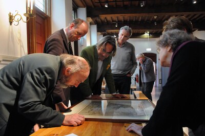 Experts beoordelen waarde van schilderijen en beelden bij Steendrukmuseum