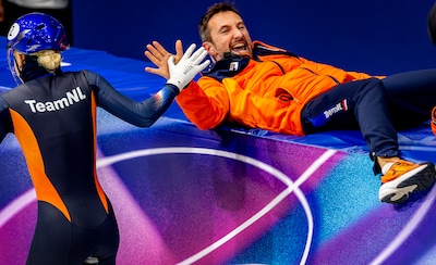 olympische-winterspelen-2026-milaan-cortina-niels-kerstholt-is-superblij-met-de-olympische-titel-van-xandra-velzeboer-foto-pim-ras