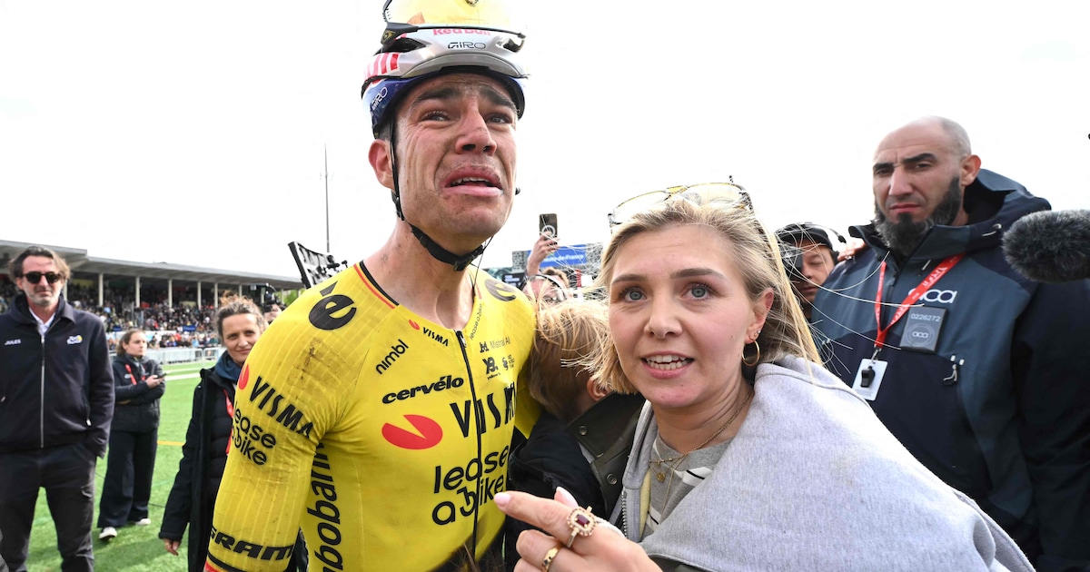Wout van Aert maakt loopbaan compleet in koers waarin acht jaar geleden  zijn ploeggenoot overleed | Sport | AD.nl