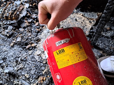 Man spuit brandblusser leeg op ex: ‘We maken een sneeuwpopje van haar’