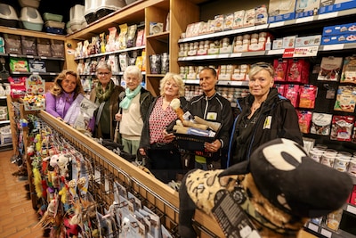 Breiclub verrast dierenorganisaties met een mooi bedrag: ‘Dit is toch geweldig?’