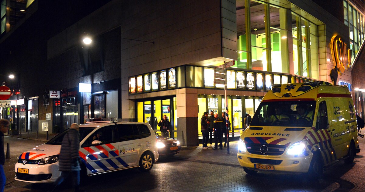 'Vreselijk incident': vanuit het niets steekt Pathé-ganger vrouw met ...