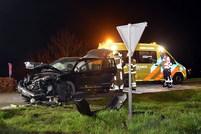 Twee auto’s botsen op kruising in Well: voertuig belandt onderaan dijk, vrouw gewond naar ziekenhuis