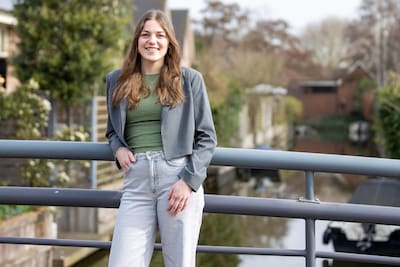 Een bal op haar hoofd gooide het leven van Lois (23) overhoop: ‘Ik lag weken in het donker op bed’