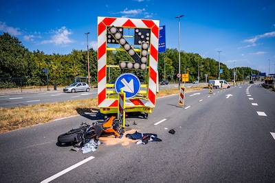 Motorrijder (22) ernstig gewond door botsing met pijlwagen in Arnhem