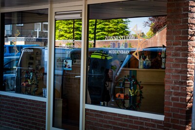 Overvaller grijpt geld uit kassalade in winkel op Onderlangs in Barendrecht