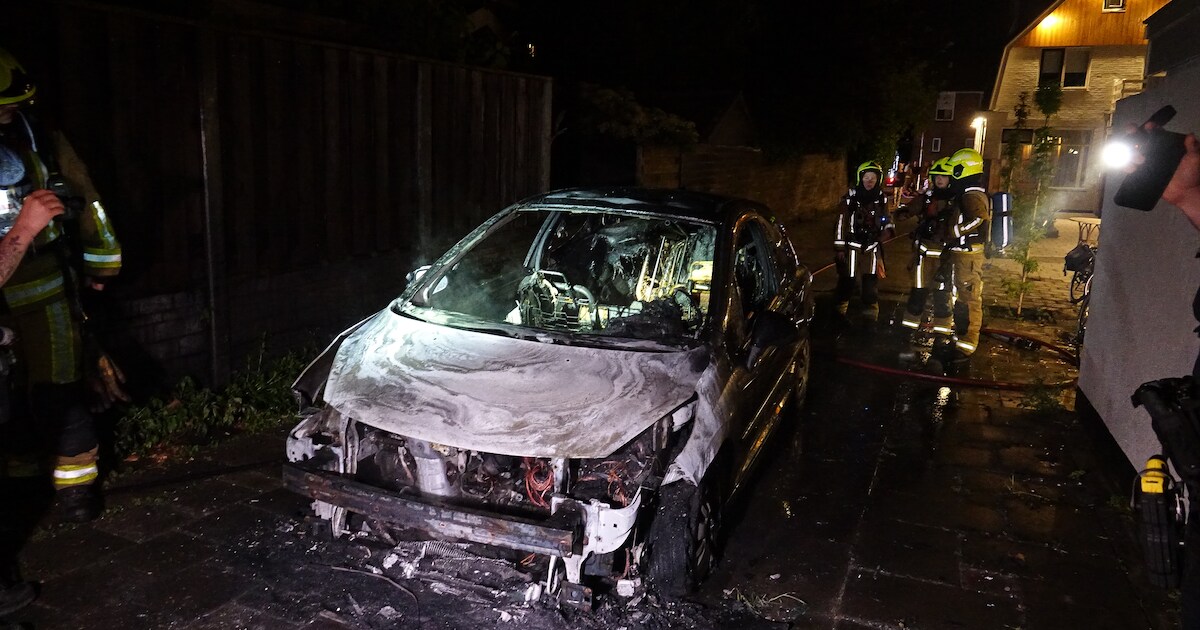 Auto op Julianaweg in Wijk aan Zee volledig verwoest door brand