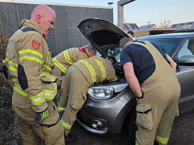 Brandweer schroeft deel van auto los om kat uit motor te halen