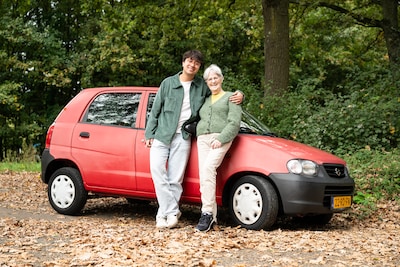 Geen airco, geen radio, tóch is de Suzuki Alto die Joshua overnam van oma Coby zijn grote trots