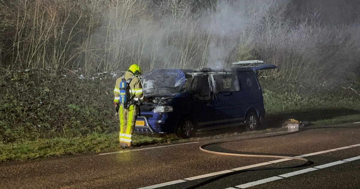 Busje uitgebrand langs de N276 in Oirsbeek, inzittenden ongedeerd