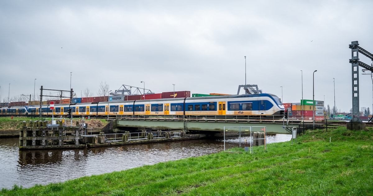 Noodstation of pontje? Nee, alleen een bus om leed van vervangen spoorbrug te verzachten