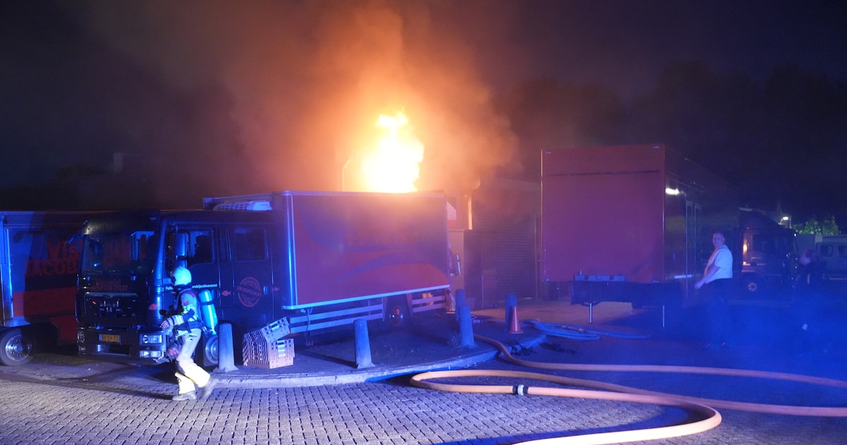 Veel vlammen en rook bij brand in visschuur in Bunschoten