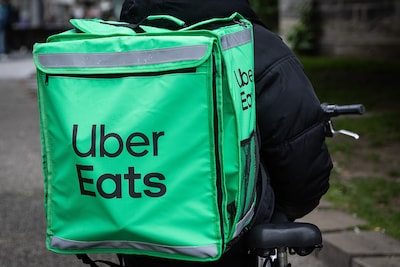 Thuisbezorgd en Uber Eats stoppen met verborgen kosten: miljoenen mensen krijgen kortingsbon ter compensatie