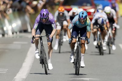 Zenuwslo­pen­de ontknoping in Touretappe: Zwitserse vluchter sprint naar zege na heerlijke strijd