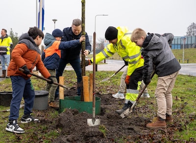 Leerlingen Het Carillon planten bomen voor een groener Zwolle