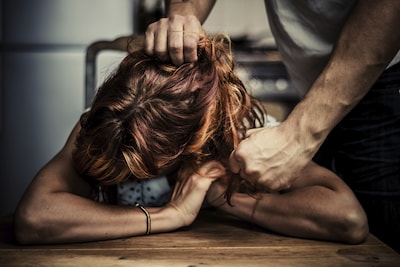 Vrouw mishandeld, herinneringen aan haar jeugd vernield en haar cavia gedood