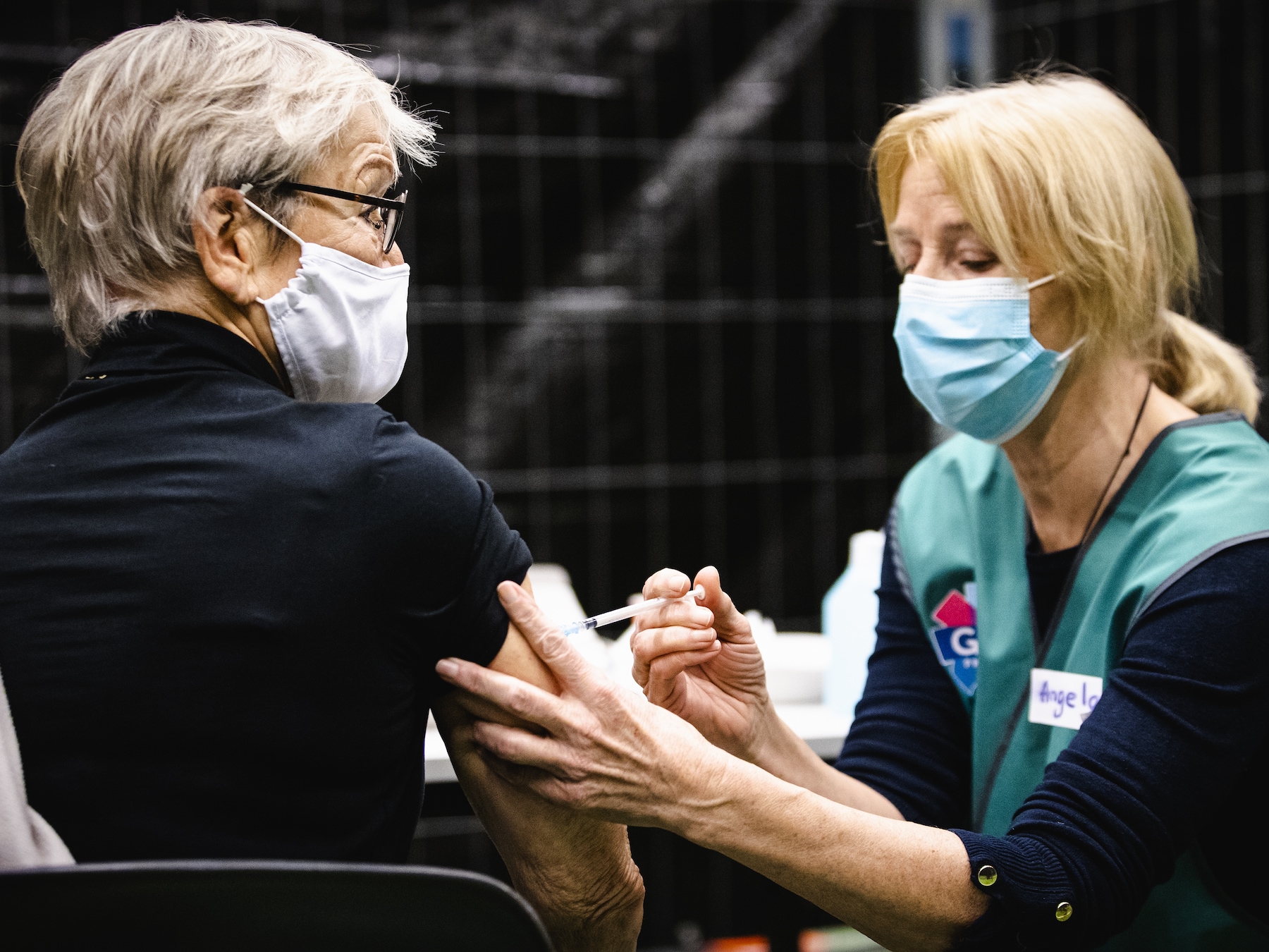 Een GGD-medewerker dient een coronavaccin toe op Ameland. 