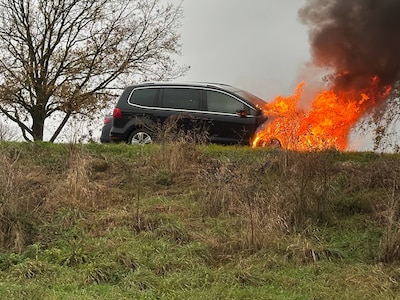 Auto vliegt in brand op Burgemeester van Breemenweg in Azewijn