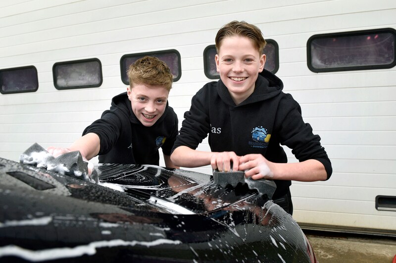 Cas (13) en Arjan (14) runnen eigen wasstraat: ‘Wij dachten: als zij ...