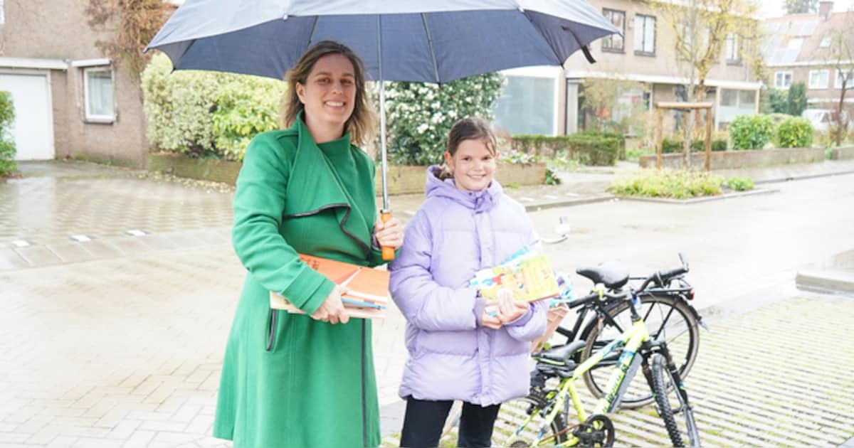 Kinderburgemeester Fien verspreidt tweehonderd kinderboeken in minibiebs in Bunnik
