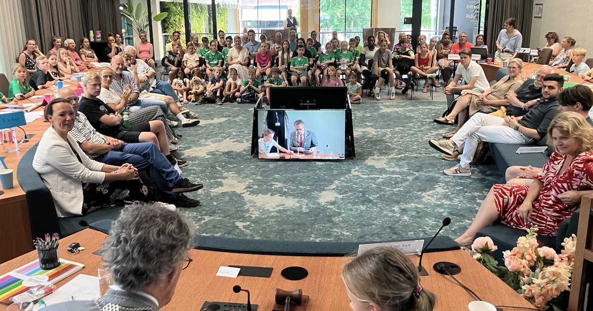 Kinderraad Westerwolde schenkt 1500 euro aan lokale en landelijke goede doelen