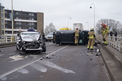 Harde botsing in Deventer: brug naar centrum lange tijd afgesloten
