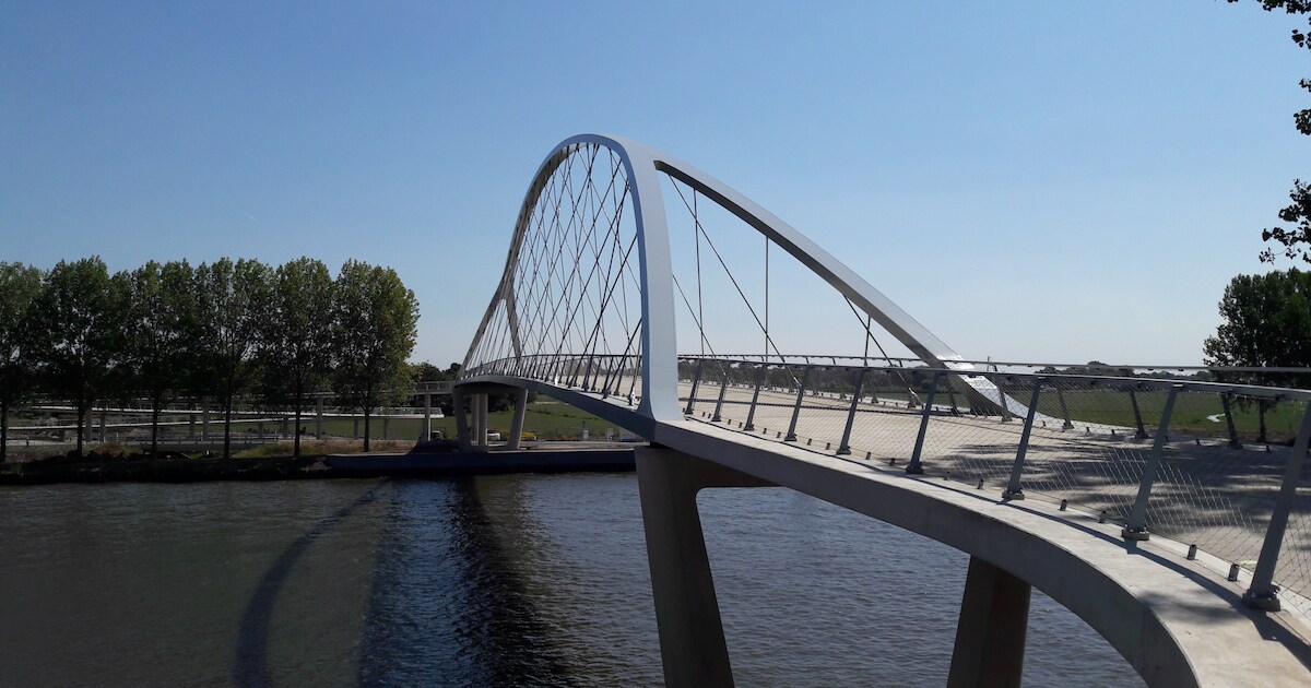 Fietsers gelijk enthousiast over nieuwe brug over het Amsterdam-Rijnkanaal